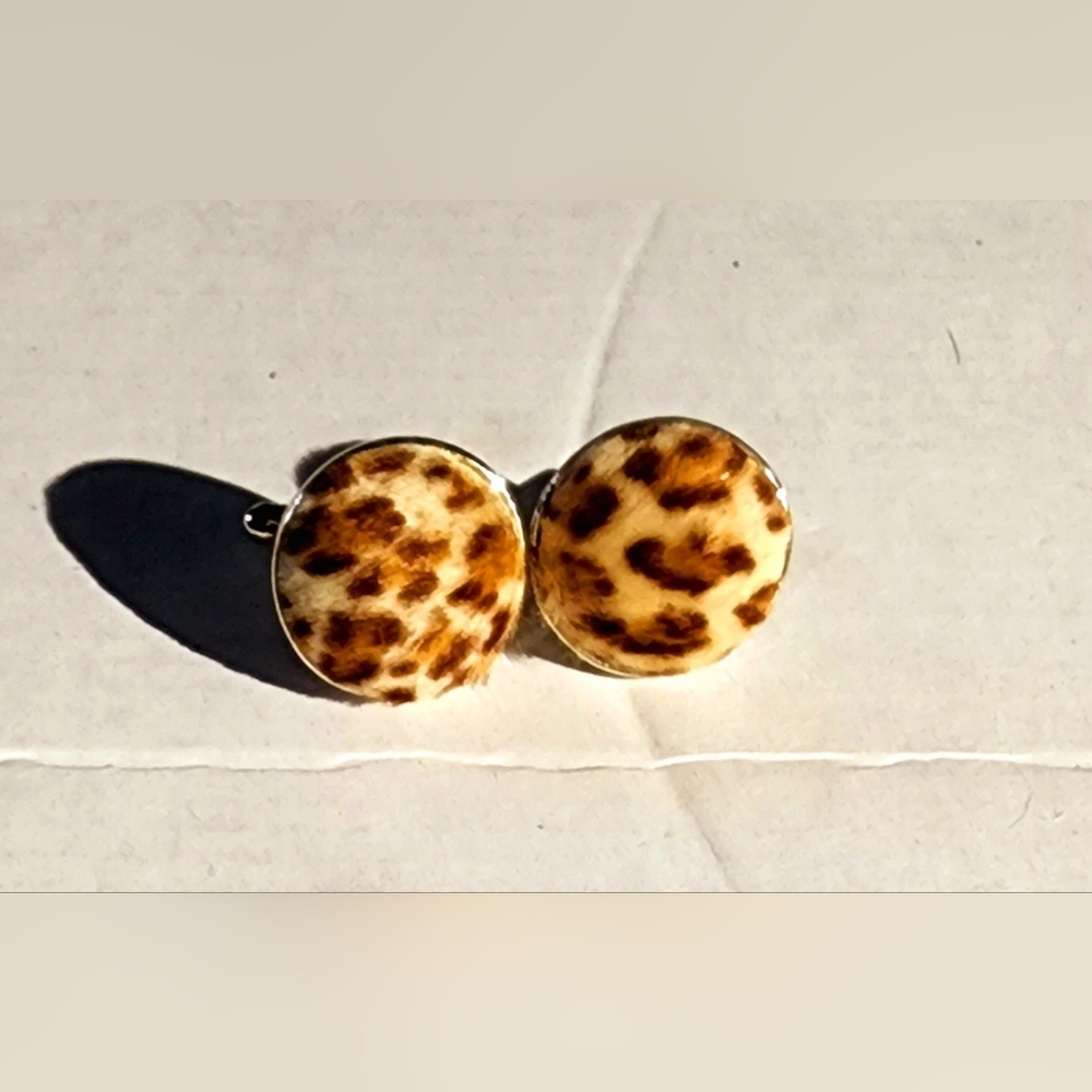 Women's fuzzy round leopard cufflinks